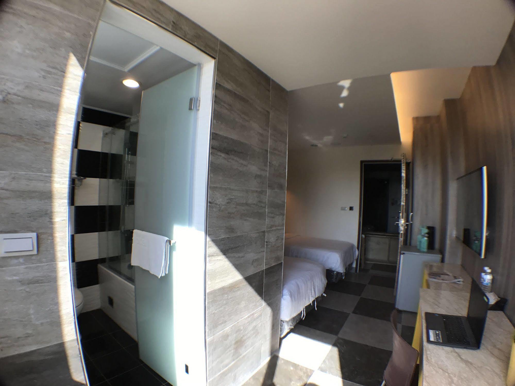 P&E Hotel Tainan Buitenkant foto