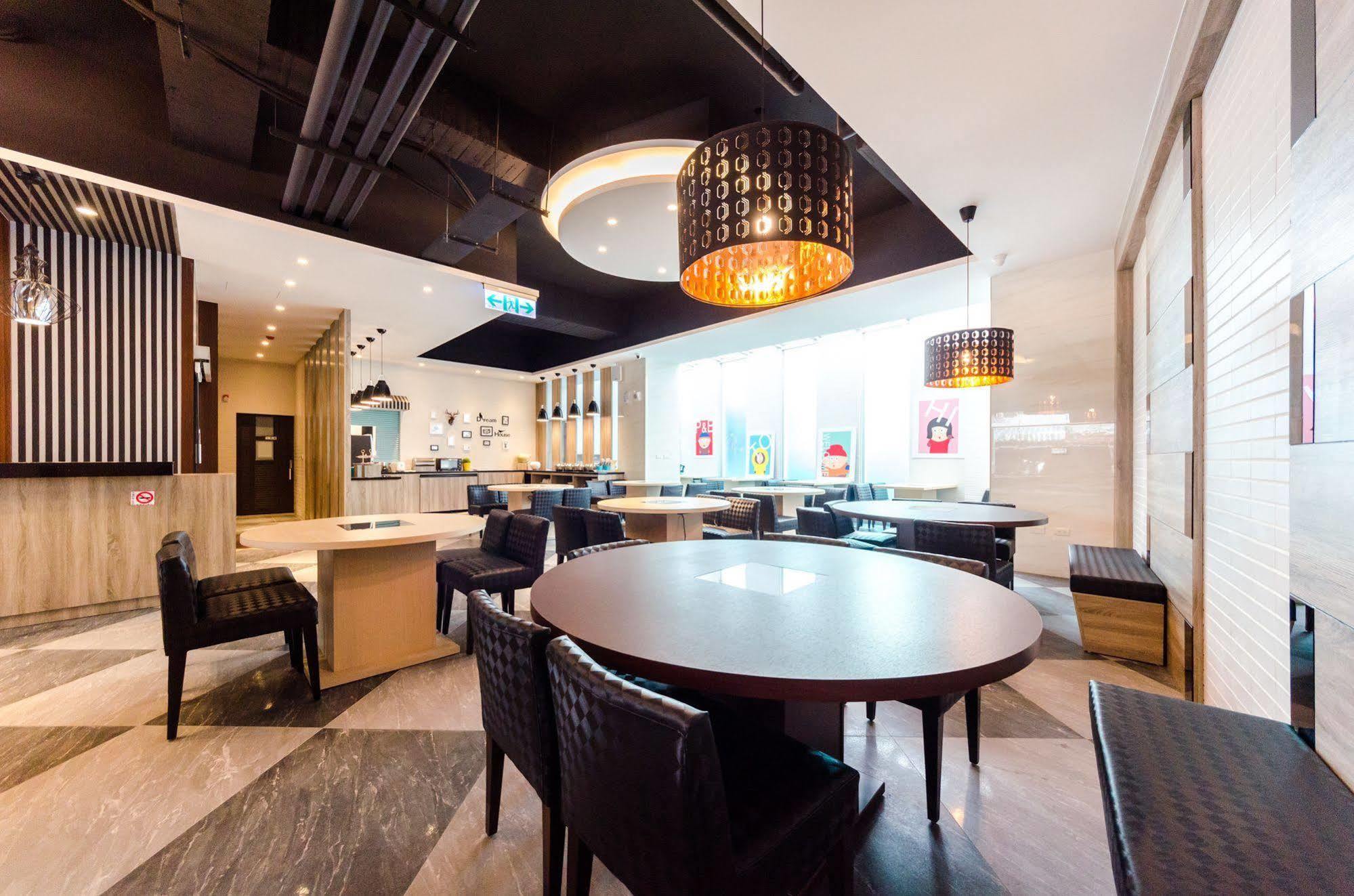 P&E Hotel Tainan Buitenkant foto